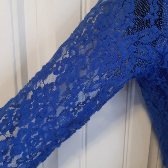 Lace dress - Picture 2 of 4